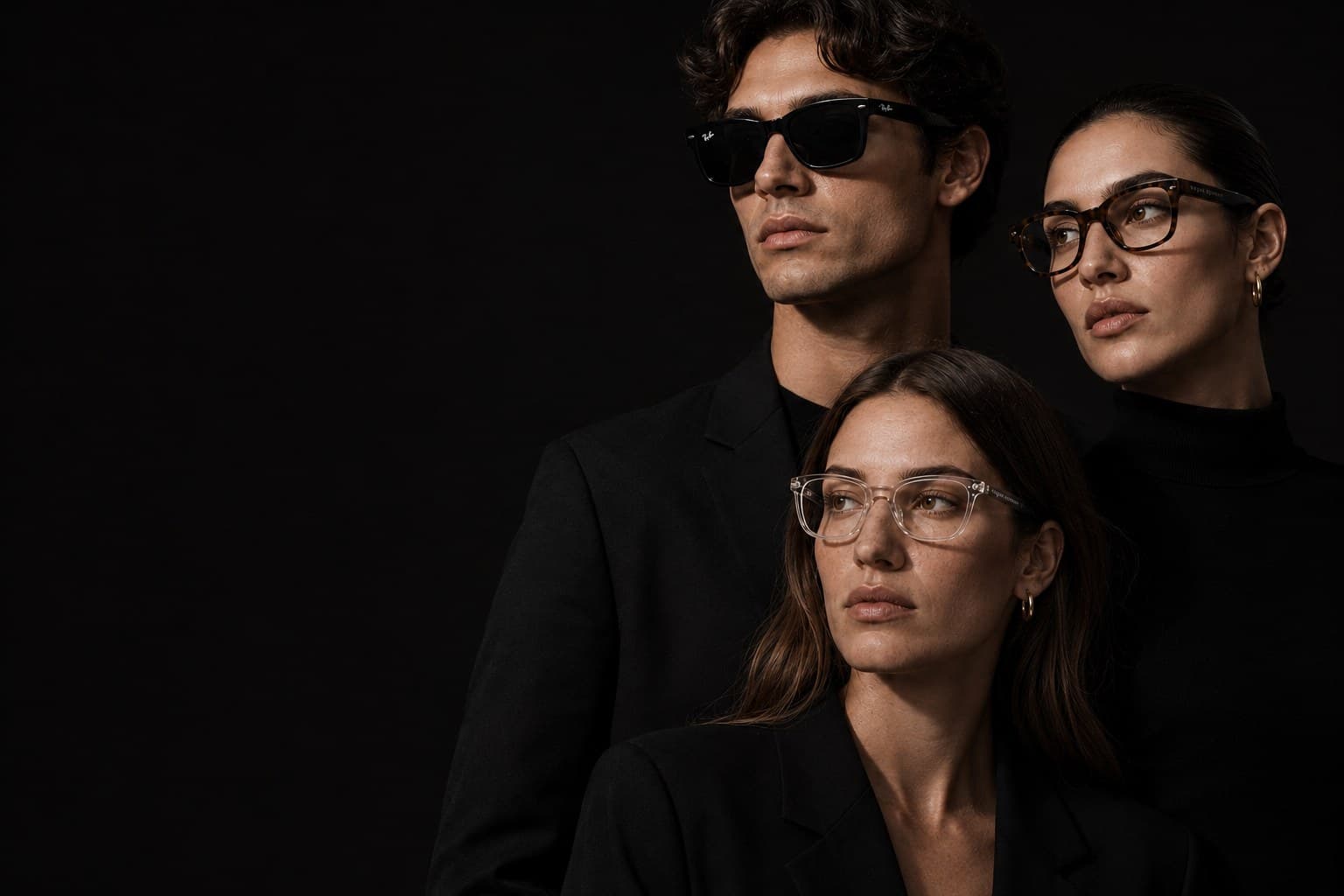 Naslovna fotografija — editorial grupni portret sa naočarima i sunčanim naočarima
